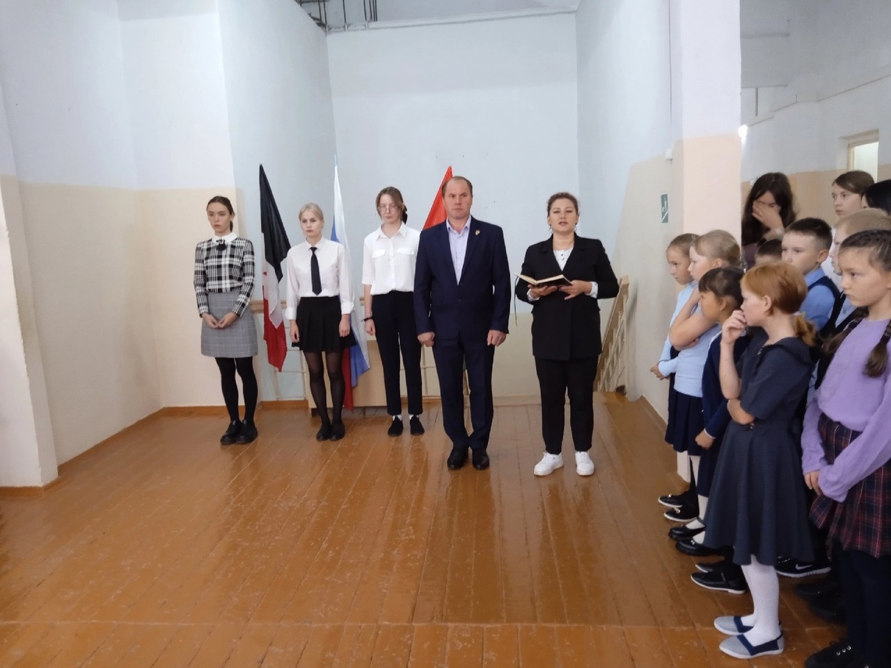 Церемония поднятия флага и исполнение гимна Российской Федерации..